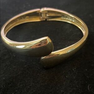 Elegant Gold Women's Bracelet